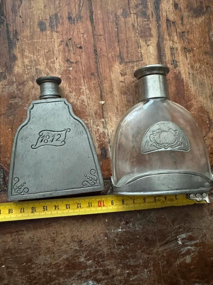 2 antieke tinnen flesjes uit 1800 1 glas met tin, Antiek en Kunst, Curiosa en Brocante, Ophalen of Verzenden