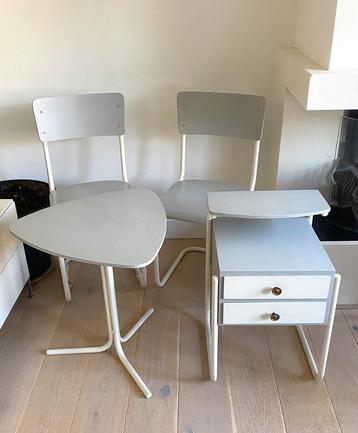 Vintage set tafel 2 stoelen en nachtkastje beschikbaar voor biedingen