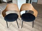 Twee Houten stoelen met zwarte poten, Ophalen