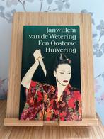 Janwillem van de Wetering - Een Oosterse huivering, Boeken, Ophalen of Verzenden, Zo goed als nieuw, Nederland