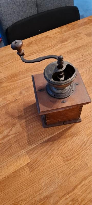 Antieke Koffiemolen - Decoratief & Functioneel beschikbaar voor biedingen