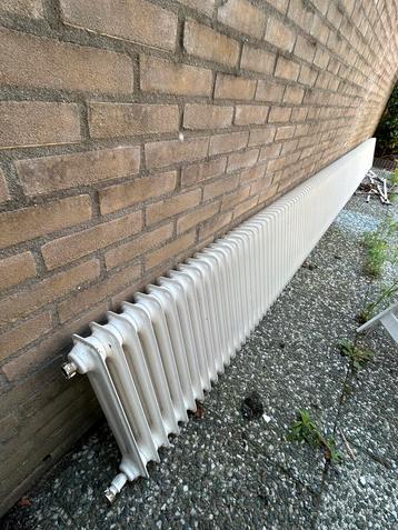 Massief Gietijzeren radiator beschikbaar voor biedingen
