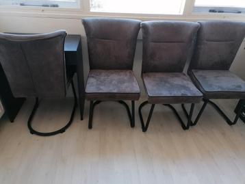 4 eetkamerstoelen  beschikbaar voor biedingen