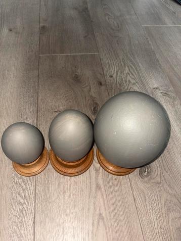 Struisvogel eieren Emoe ei op mahoniehouten sokkel voetstuk beschikbaar voor biedingen