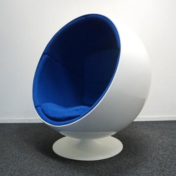 Eero Aarnio Originals Ball Chair Design Fauteuil | Blauw/Wit beschikbaar voor biedingen