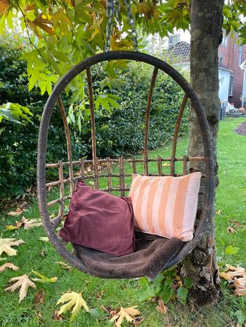 Bruine rotan hangstoel beschikbaar voor biedingen