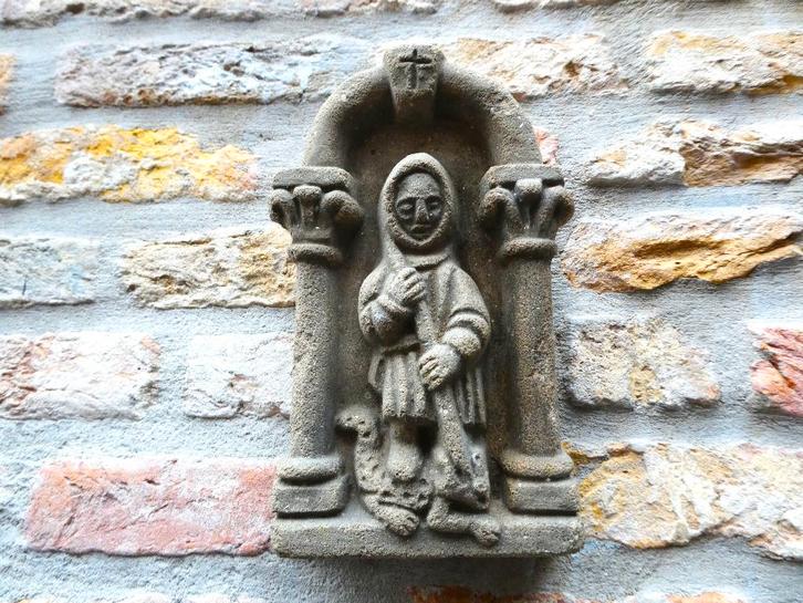 Oud wandbeeld / kapel van St. Joris en de draak van steen, Antiek en Kunst, Antiek | Religie, Ophalen of Verzenden