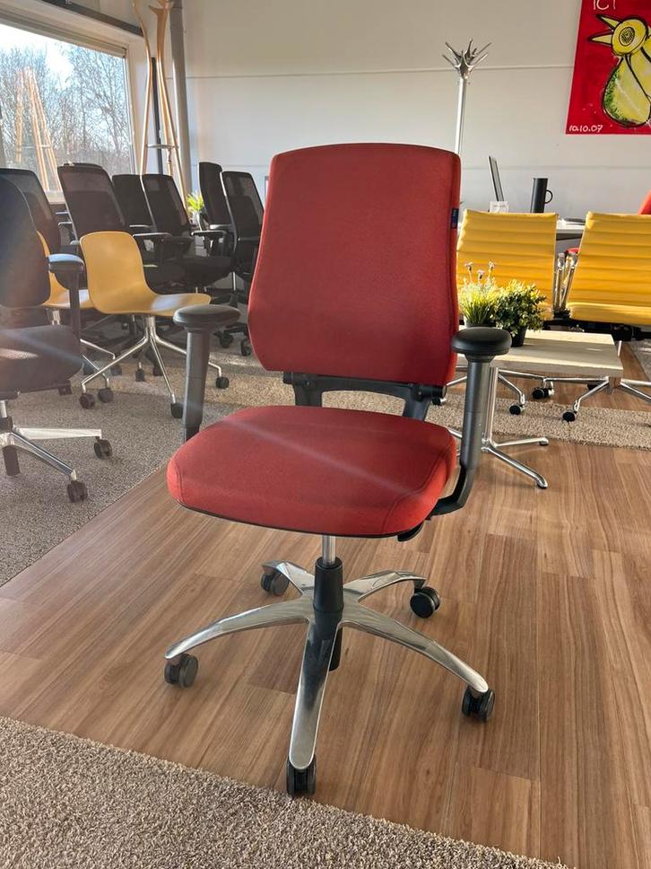 Diverse Bma axias bureaustoel, krijgen nog nieuwe armdekjes, Huis en Inrichting, Bureaustoelen, Zo goed als nieuw, Oranje, Ophalen
