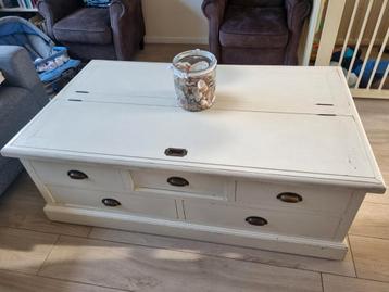 Landelijke salontafel met opbergruimte beschikbaar voor biedingen