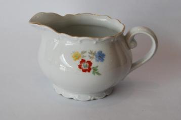 Antiek roomkannetje met bloemmotief. beschikbaar voor biedingen