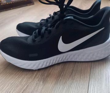 Nike Revolution mt 39 past 38.5! Zgan beschikbaar voor biedingen