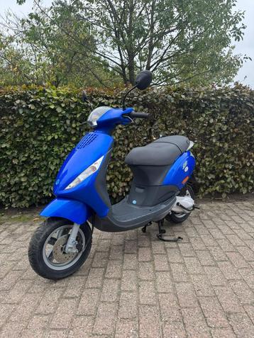 ⭐️Piaggio zip 2 takt 50cc Brom NIEUWSTAAT slechts 2400 KM⭐️ beschikbaar voor biedingen