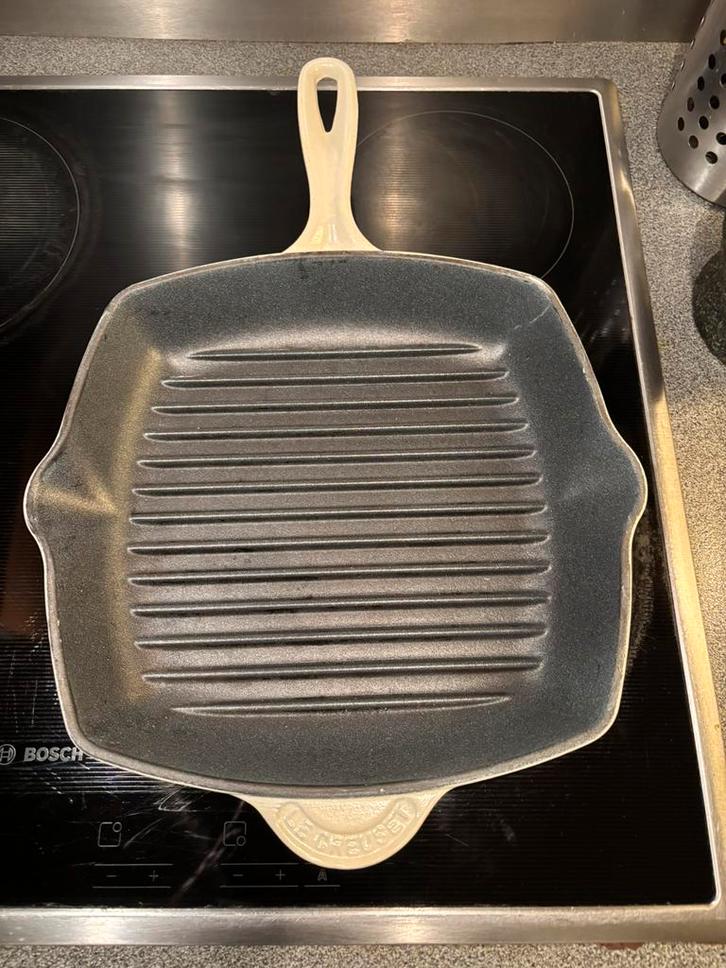 Le Creuset grote grillpan 26 cm, Huis en Inrichting, Keuken | Potten en Pannen, Zo goed als nieuw, Koekenpan of Braadpan, Gietijzer