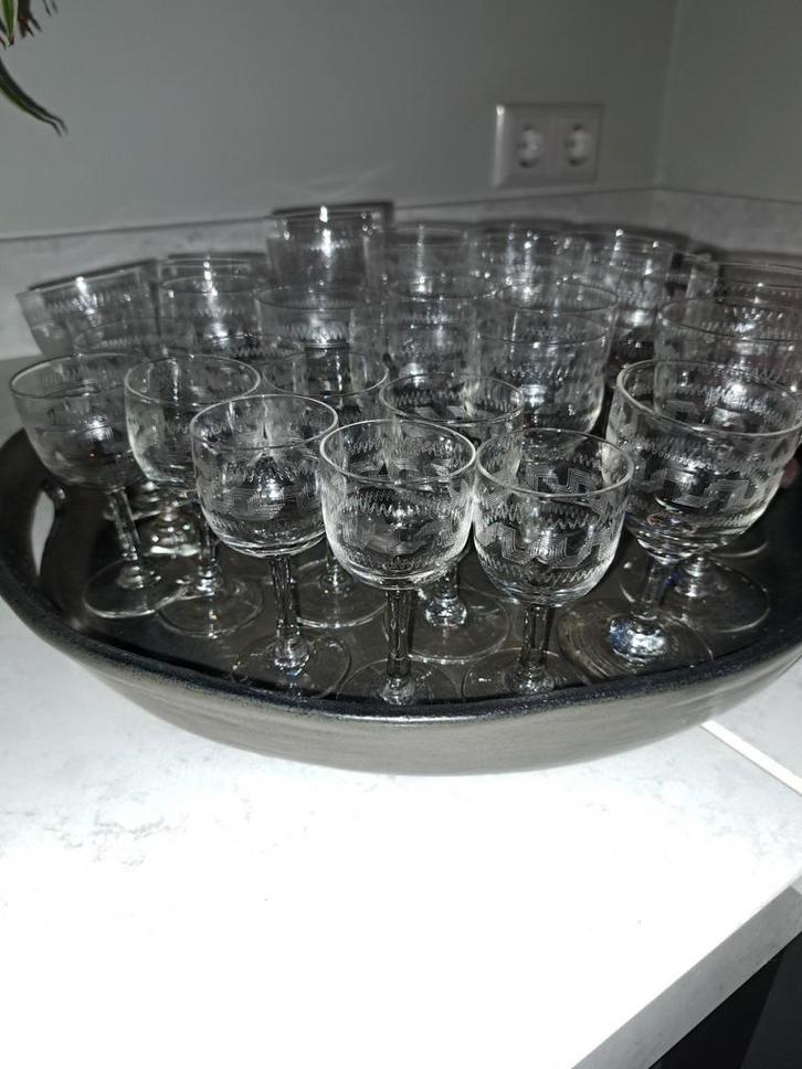 27 antieke glaasjes met Griekse rand, Antiek en Kunst, Antiek | Glas en Kristal, Ophalen