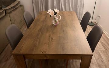 Dining Table With Chairs / Eettafel Met Stoelen beschikbaar voor biedingen