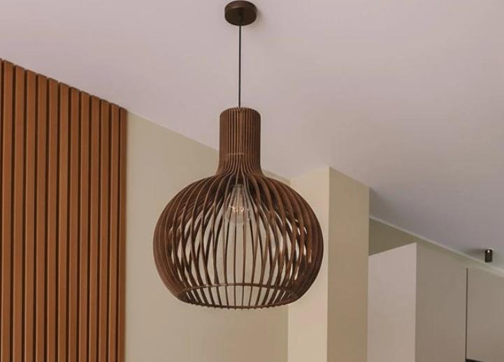 Scandinavische houten hanglamp, Huis en Inrichting, Lampen | Hanglampen, Ophalen of Verzenden, Zo goed als nieuw, Hout, Minder dan 50 cm