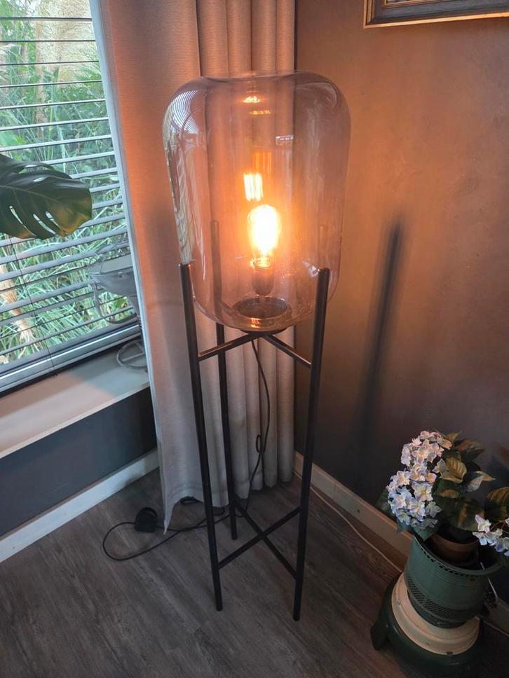 Stijlvolle vloerlamp met glazen kap, Huis en Inrichting, Lampen | Vloerlampen, Zo goed als nieuw, 100 tot 150 cm, Glas, Metaal