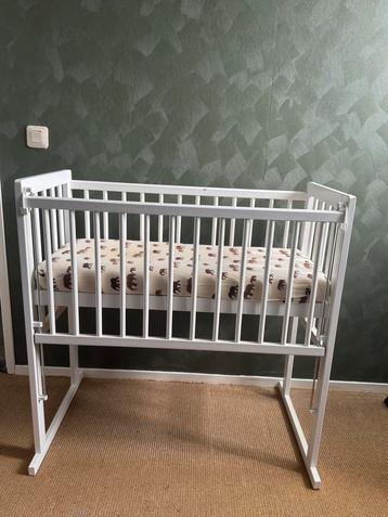 Wieg / co-sleeper hout wit met matras Petite Amelie beschikbaar voor biedingen