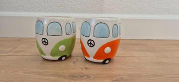 VW. Mok in campervorm. Twee stuks. Oranje en Groen. beschikbaar voor biedingen