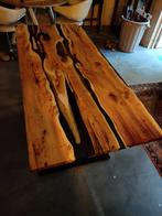 Taxus houten tafel met epoxy op maat gemaakt.