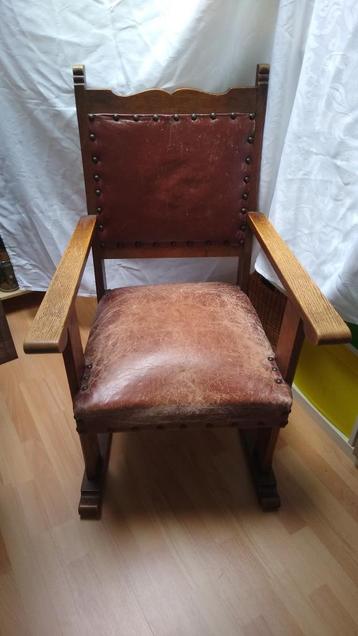 zeer oude antieke leren stoel  Antique armchair  leer is  beschikbaar voor biedingen