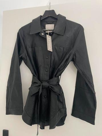 Pieces blouse in leerlook beschikbaar voor biedingen