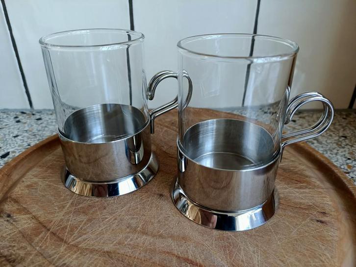 Twee theeglazen in roestvrijstalen houder., Huis en Inrichting, Keuken | Servies, Zo goed als nieuw, Glas, Ophalen of Verzenden