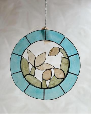 Vintage gekleurde schelpenhanger beschikbaar voor biedingen