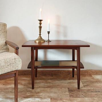 Vintage salontafel met lectuurruimte beschikbaar voor biedingen