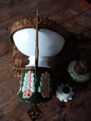 Antieke hanglamp met bloemmotief beschikbaar voor biedingen