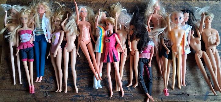 Barbie 17 stuks & kleertjes/schoentjes.  Gratis., Verzamelen, Poppen, Gebruikt, Pop, Ophalen