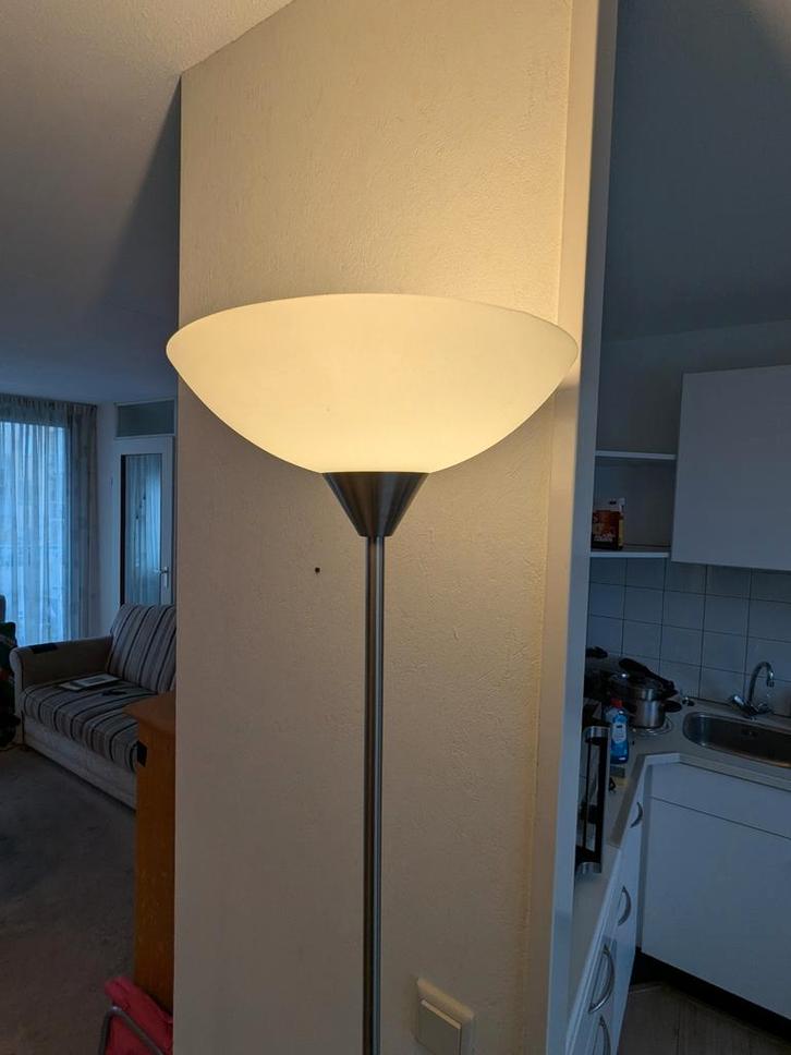 Stijlvolle Staande Uplight met Melkglas, Huis en Inrichting, Lampen | Vloerlampen, Zo goed als nieuw, 150 tot 200 cm, Glas, Metaal