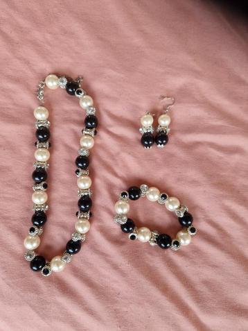 Zwart-wit sieradenset met strass beschikbaar voor biedingen