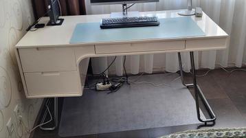 bureau beschikbaar voor biedingen