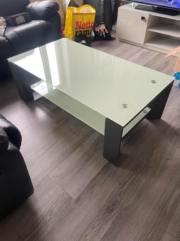 Glazen salontafel – stijlvol en stevig beschikbaar voor biedingen