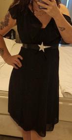 Leuke zwarte zwierige jurk met asymmetrische mouwen 38, Kleding | Dames, Jurken, Maat 38/40 (M), Nieuw, Ophalen of Verzenden, Onder de knie