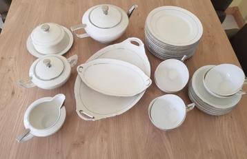Compleet vintage Bozoro/Victoria ontbijtservies beschikbaar voor biedingen