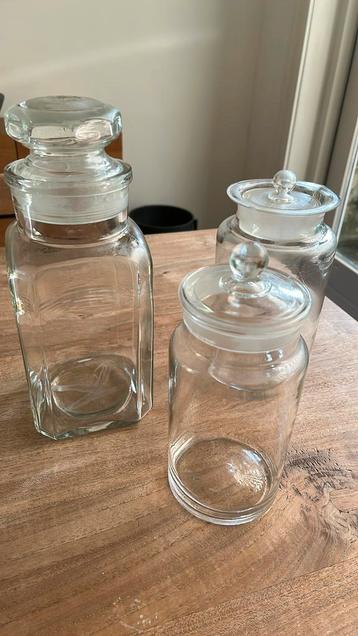 3 glazen potten beschikbaar voor biedingen