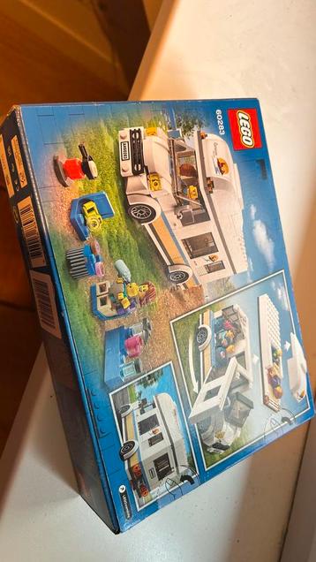 Lego City Camper 60283 - Nieuw in doos beschikbaar voor biedingen