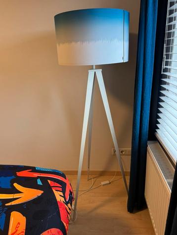 Vloerlamp beschikbaar voor biedingen