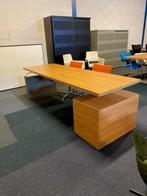 11 x Directiebureau Ahrend (slinger), bamboe, 240 x 80 cm.