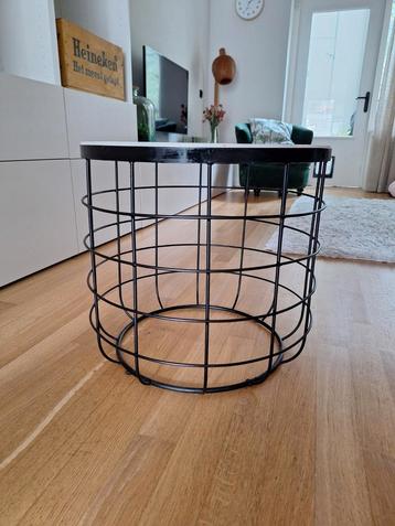 Mooie, zware bijzettafel met marmerblad beschikbaar voor biedingen