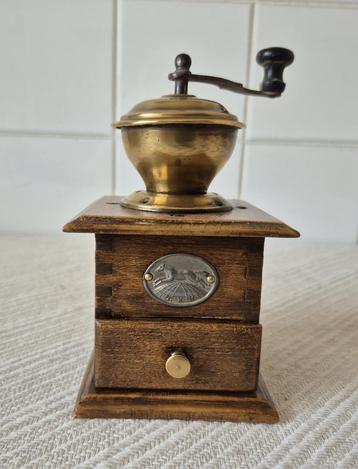 Antiek klein koffiemolentje, koffiemolen, beschikbaar voor biedingen