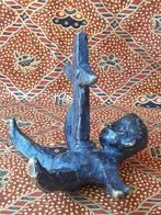 Zeldzaam zwaar antiek brons beeldje met een kruis 12 cm.