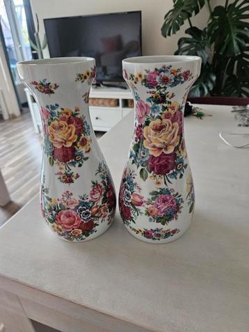 Set van 2 Vintage Bloemen Vazen beschikbaar voor biedingen