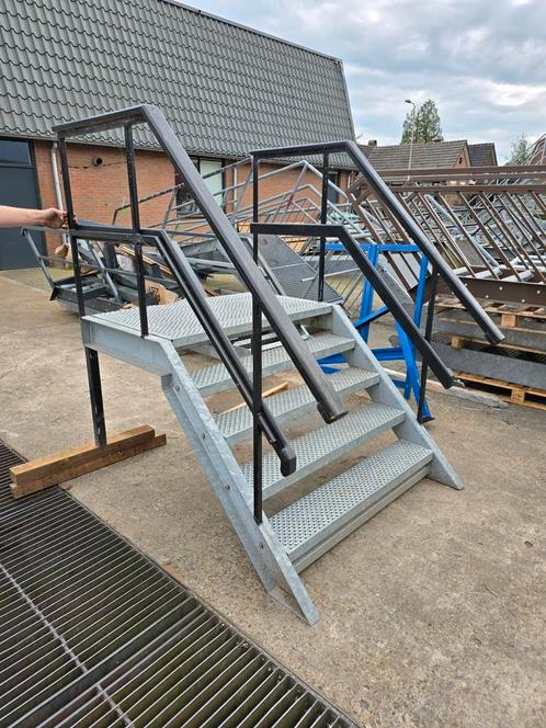 Stalen bordestrapje hoog 90cm. Nog118, Doe-het-zelf en Verbouw, Ladders en Trappen, Zo goed als nieuw, 2 tot 4 meter, Ophalen