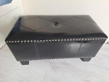 Super mooie brocante zwarte poef

 beschikbaar voor biedingen