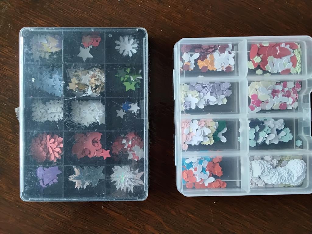 2 doosjes uit gestanste figuurtjes / uit geponst, Ophalen of Verzenden