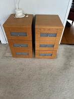 Twee houten nachtkastjes met lades, Huis en Inrichting, Slaapkamer | Nachtkastjes, Ophalen, Gebruikt, Minder dan 45 cm, 55 tot 70 cm