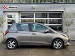 Toyota Yaris 1.5 Hybrid Navi / Camera / Trekhaak / Cruise /, Auto's, Toyota, 47 €/maand, Origineel Nederlands, Te koop, Zilver of Grijs